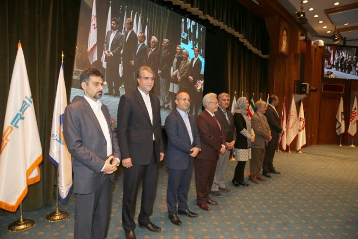 اعطای لوح به برگزیدگان