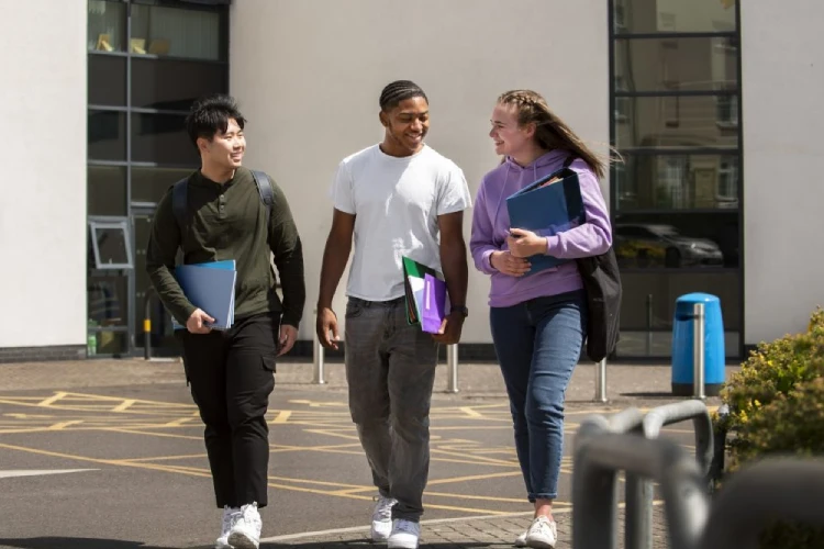 تجربه تحصیل در دبیرستان‌های دبی
